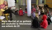  ??  ?? Alain Maillet et sa guitare ont souhaité la bienvenue aux enfants du CP.