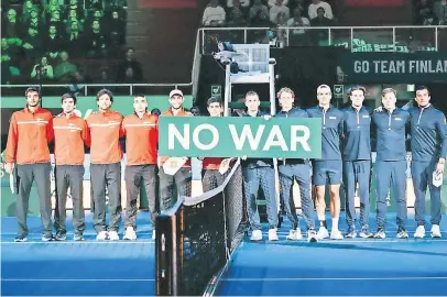  ?? ?? A Finlândia voltou a exibir o cartaz contra a guerra que dera a conhecer nas Finals do ano passado