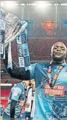  ?? FOTO: TWITTER ?? Akinfenwa, tras el ascenso