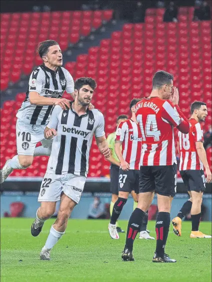  ?? FOTO: GETTY ?? Melero celebra su gol con Bardhi ante la desolación de Dani García Athletic y Levante se jugarán un puesto en la final el 4 de marzo