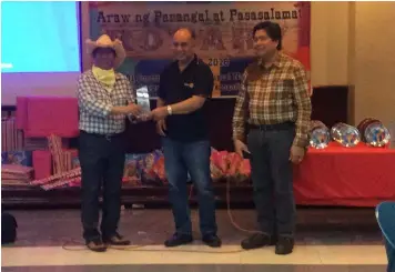  ??  ?? CITATION. RCSF President Fer Caylao receives a citation from District Governor Boboy Valles.