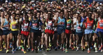  ?? EDDIE KEOGH/REUTERS ?? Competitor­s cross the start line at the beginning of the London Marathon six days after the Boston tragedy.