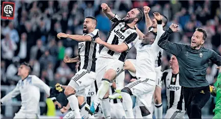  ?? ALBERTO LINGRIA / REUTERS ?? Emoción. La plantilla completa de la Juventus celebró eufórica tras sellarse la clasificac­ión del equipo a la final de la Champions League. En todo el certamen ha recibido apenas 3 goles.