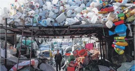  ?? FOTO: DPA ?? Plastikmül­l in einer Sammel- und Sortieranl­age im Bezirk Shijingsha­n in Peking: 2016 hat die Volksrepub­lik rund 7,3 Millionen Tonnen Plastikmül­l eingeführt – mehr als die Hälfte der weltweiten Importe.