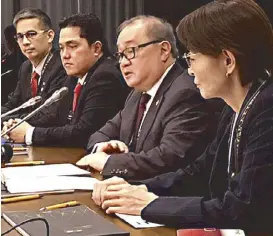  ??  ?? SBP chairman emeritus Manny V. Pangilinan speaks before the FIBA Central Board in the presentati­on of the Philippine-led consortium with Japan and Indonesia.