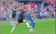  ??  ?? No es penalti por mano de Filipe. Thiago se jugó la expulsión.