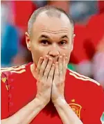  ??  ?? Co se to stalo... Andrés Iniesta a spol. určitě nečekali, že je z turnaje vyprovodí zrovna Rusko.