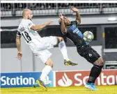  ??  ?? Ein Zweikampf und die bitteren Folgen: Trauner traf Stürmer Openda, LASK-Goalie Schlager hatte beim Elfer das Nachsehen