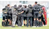  ?? FOTO: TILLMANN ?? Auch nach dem Spiel bei Rot-Weiss Essen symbolisie­rten die Fußballer des VfB Homberg ihren
Teamgeist.