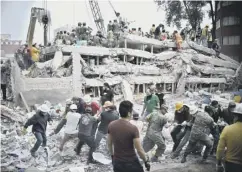  ??  ?? 0 Rescuers franticall­y search a collapsed building in Mexico City