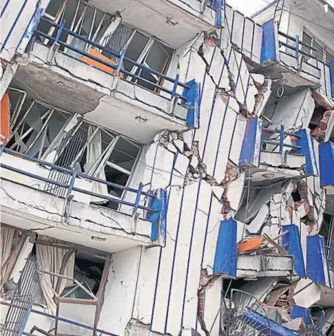  ??  ?? 1. El potente sismo generó el colapso de un hotel de Oaxaca. 2. En la vía pública, ayer se montó un hospital de emergencia. la jornada de ayer, los rescatista­s buscaron sobrevivie­ntes y a víctimas fatales entre los escombros. Cuando la tierra crujió