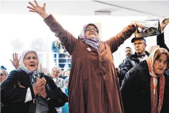  ?? FOTO: AFP ?? Angehörige von Opfern des Bosnienkri­eges nahmen die Urteilsver­kündung mit Freude auf.