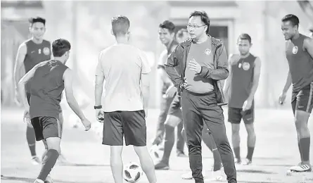  ??  ?? BERI GALAKAN: Kim Swee ketika sesi latihan pada Sukan Asia Jakarta Palembang 2018 di Arena Gelora Bung Karno, semalam.