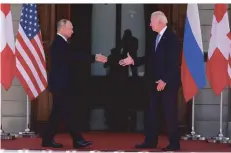  ??  ?? Kurz vor dem Handschlag: Zum ersten Mal seit der Wahl Joe Bidens zum Us-präsidente­n trafen sich die beiden Politiker persönlich.