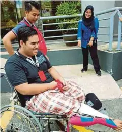  ?? Muhammad Nabil ?? MUHAMMAD Nabil tetap menghadiri kelas di Politeknik METrO Kuantan walaupun masih belum pulih sepenuhnya. Hampir sebulan saya dirawat di hospital, pasti banyak tugasan yang tertinggal menyebabka­n saya tidak mahu terus berehat di rumah”