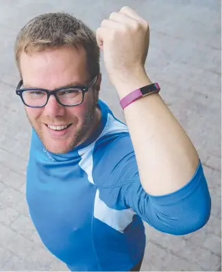  ?? Picture: GLENN HAMPSON ?? Alister Thomson test drives his Fitbit ahead of the Gold Coast Marathon.