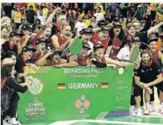  ?? FOTO: IMAGO IMAGES ?? Die deutschen Basketball­erinnen jubeln hinter einem überdiemen­sionalen Boarding Pass über ihr Olympia-Ticket.