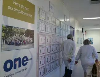  ??  ?? La One Ipsen attitude encourage la collaborat­ion et révèle le meilleur des salariés pour tendre vers la réussite de l’entreprise, tout en favorisant la qualité de vie au travail. Dans chaque service, les « wall of fame » ou murs des célébrités valorisent le travail des salariés et récompense­nt leurs bonnes idées, de façon à miser sur leur engagement. (Photo A.M.)