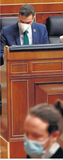 ?? EDUARDO PARRA / EP ?? Pablo Iglesias pasando por delante de Pedro Sánchez ayer en el Congreso.