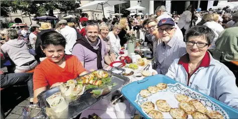  ?? ARCHIVBILD: MARTIN REMMERS ?? Das macht Appetit: Viele Besucher tischen beim Bürgerbrun­ch so richtig auf.