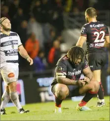  ?? (Photos Valérie Le Parc/ Luc Boutria) ?? À l’image de tous ses partenaire­s, Bastareaud accusait le coup après cette nouvelle défaite amère devant le public de Mayol. Orioli de son côté pavoisait.