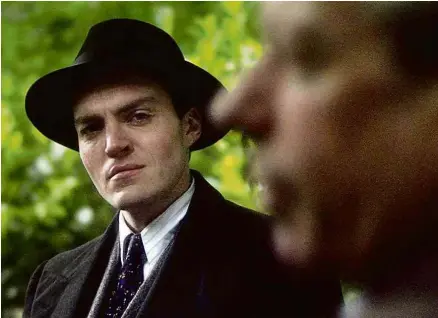  ?? Reprodução ?? O ator Tom Burke como Colin em cena do episódio da série ‘Poirot’ inspirado em ‘Os Relógios’
