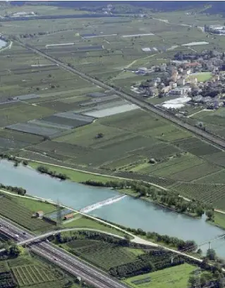  ??  ?? Rendering L’aspetto dell’Adige nella zona di Nomi dopo l’eventuale costruzion­e della centrale Aquafil