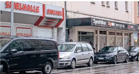  ?? FOTO: CREI ?? Spiel und Wettbüro an der Wanheimer Straße in Hochfeld. Eine Häufung solcher Lokale ist politisch auch in Duisburg unerwünsch­t.