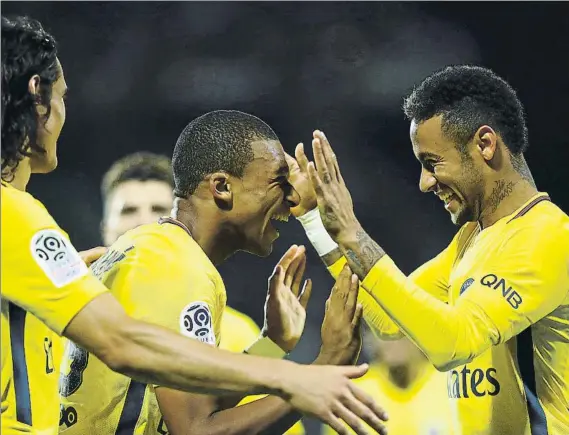  ?? FOTO: GYI ?? Neymar y Kylian Mbappé celebran un gol en presencia de Edinson Cavani Los tres delanteros marcaron y confirmaro­n que el potencial ofensivo del Paris SG es letal