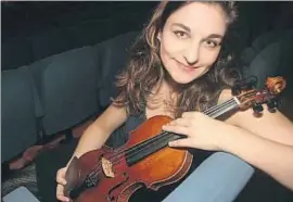  ?? VICENÇ LLURBA ?? La violinista, ayer en el Auditori de Vila-seca, donde ensaya con la OCM