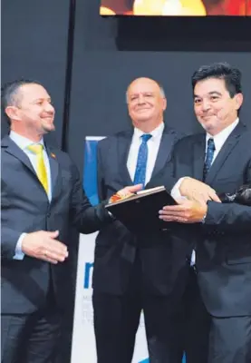  ?? MELISSA FERNÁNDEZ ?? Los ministros de Ciencia y Tecnología, Luis Adrián Salazar, y de Presidenci­a, Rodolfo Piza, le entregaron el premio a Hidalgo.