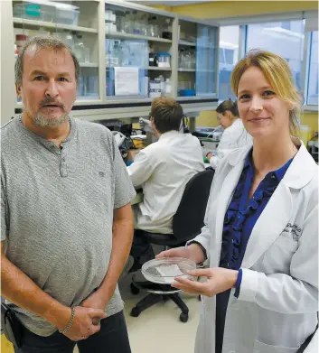  ?? PHOTO STEVENS LEBLANC ?? Luc Turcotte, ébouillant­é sur 90 % de son corps en 2013, est l’un des premiers patients à avoir bénéficié de la méthode développée par les chercheurs. On le voit ici en compagnie de la docteure spécialisé­e en chirurgie plastique Amélie Dumas.