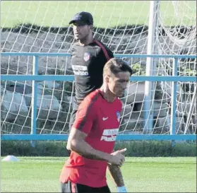  ?? FOTO: MD ?? Diego Pablo Simeone y Fernando Torres en el entrenamie­nto del Atlético