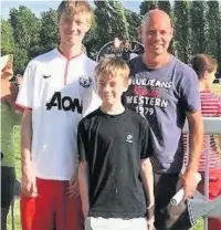  ??  ?? ●● Kavan Maddocks, left, with father Frank and brother Fraser - now 18