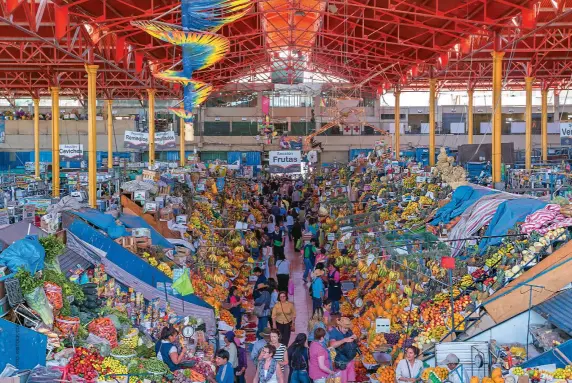  ??  ?? Um dos prédio mais antigos da cidade, o Mercado de San Camilo traz a essência dos sabores de Arequipa.