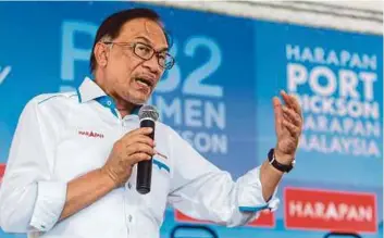  ?? PIC BY ASWADI ALIAS ?? Port Dickson byelection candidate Datuk Seri Anwar Ibrahim speaking at the Sembang Santai Usahawan programme in Port Dickson yesterday.