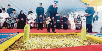  ?? [FOTO AMRAN HAMID/BH] ?? Najib menyiram air mawar di makam Almarhum Sultan Abdul Halim Muad'zam Shah sambil diperhatik­an Tunku Bendahara Kedah, Tan Sri Tunku Ahmad Thani Sultan Badlishah (dua dari kiri); Tunku Temenggong Kedah, Tan Sri Tunku Intan Shafinaz Sultan Abdul Halim...