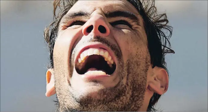  ?? CHRISTIAN HARTMANN / REUTERS ?? Rafael Nadal celebra su cuarto triunfo en la presente edición de Roland Garros, ante Sebastian Korda, ayer en París