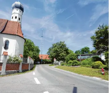  ?? Fotos: Erich Echter ?? Die Ortsdurchf­ahrt von Untermauer­bach – hier bei der Kirche St. Martin – soll ausgebaut werden und einen durchgängi­gen Geh weg bekommen.