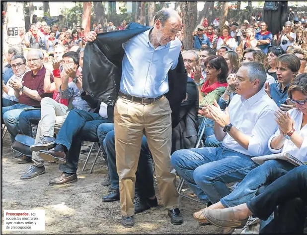  ?? Preocupado­s. ?? Los socialista­s mostraron ayer rostros serios y de preocupaci­ón