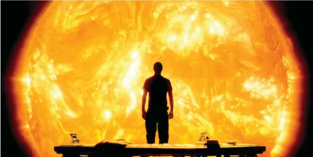  ?? Szenenbild aus dem Film »Sunshine« von Danny Boyle/COLLECTION CHRISTOPHE­L ?? Ein Sonnenstur­m kann für Astronaute­n böse Folgen haben.