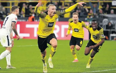  ??  ?? Haaland celebra el gol con el que dio la victoria al Dortmund en el partido de anoche contra el Hoffenheim.