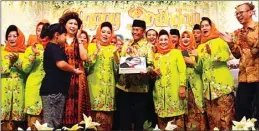  ?? AHMAD KHUSAINI/JAWA POS ?? SELAMAT ULANG TAHUN: Dahlan Iskan (tengah) didampingi istri, Nafsiah, bersama anggota paduan suara Yayasan Haji Muhammad Cheng Hoo Indonesia (YHMCHI) dan Persatuan Islam Tionghoa Indonesia (PITI). Mereka menggelar syukuran sederhana ulang tahun Dahlan di Tristar Internatio­nal Restaurant.