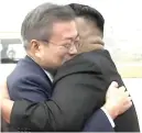  ?? AP/Korea Broadcasti­ng System ?? ni North Korean leader Kim Jong Un (kanan) si South Korean President Moon Jae-in sa pagdating nito sa Pyongyang, North Korea, kahapon. Lumapag si Moon sa Pyongyang para sa ikatlong pagpupulon­g nila ni Kim ngayong taon.