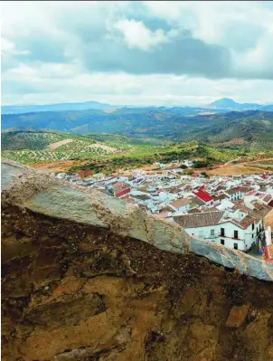  ??  ?? Vista panorámica de Olvera desde su castillo