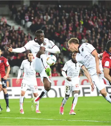  ??  ?? Teamwork...Mario Balotelli helps Nice to clear a corner