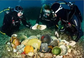  ?? (Photo Olivier Jude - Anao-FMAS) ?? L’aventure sous-marine continue pour ces passionnés d’archéologi­e en mer.