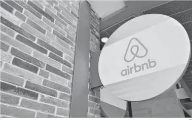  ?? EP ?? Logo de Airbnb en un edificio.