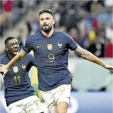  ?? //EFE ?? Olivier Giroud, celebrando uno de sus goles con Dembelé