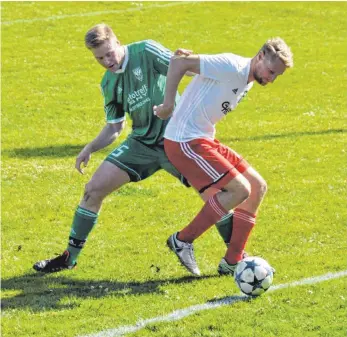  ?? FOTO: MICHAEL PANZRAM ?? Umkämpftes Derby: Stefan Huber (links, FC Isny) gegen Chris Karrer (SV Beuren).